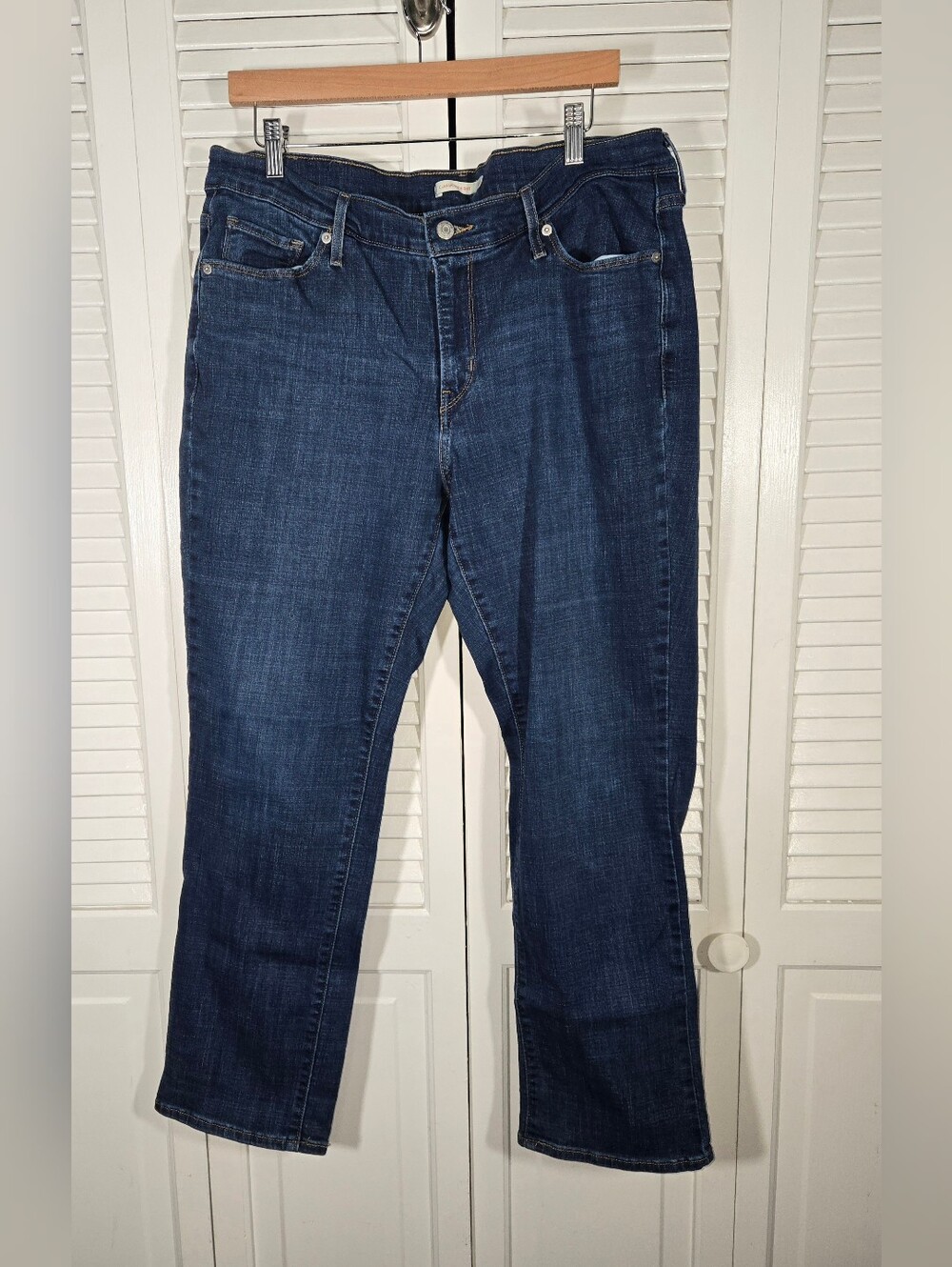 Levi's Classic Straight Mid Rise Easy Through Hip Thigh Dark Wash Jeans 16W